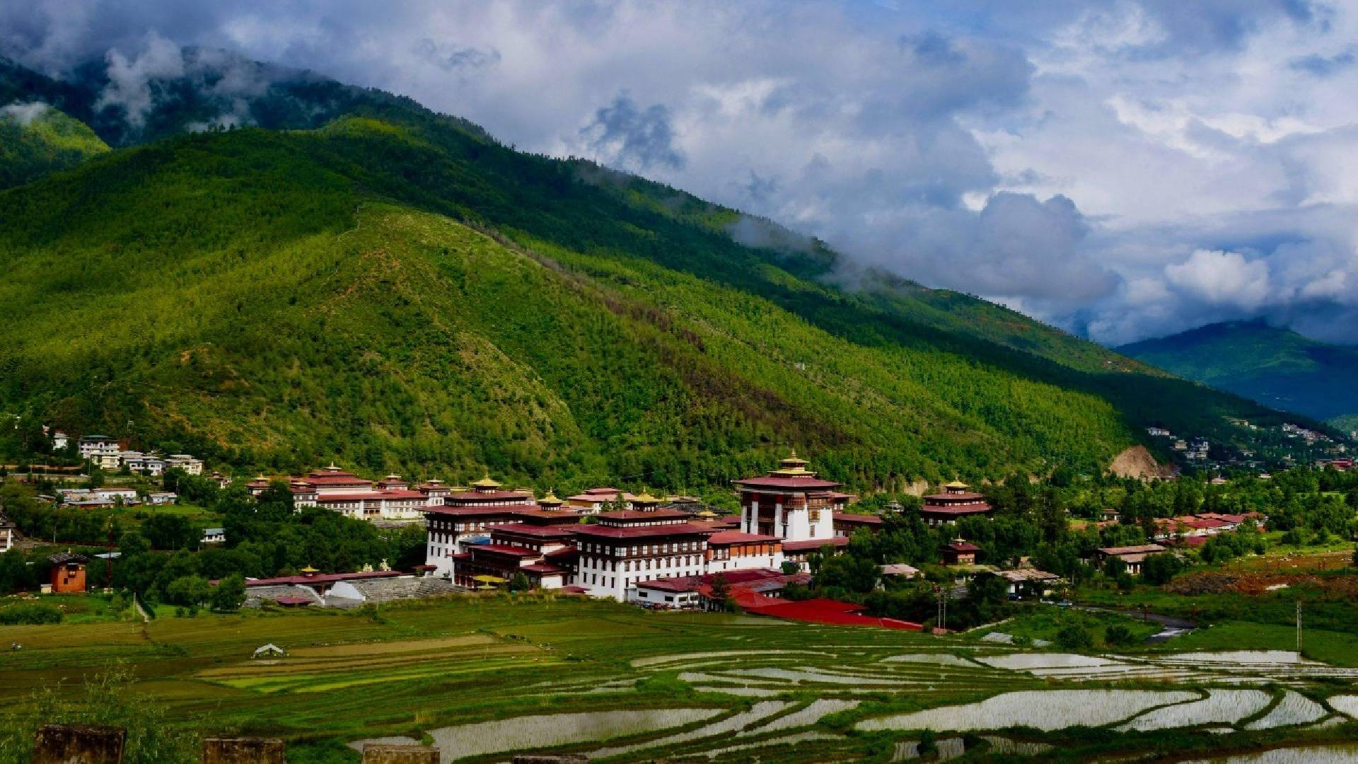 bhutan-unveiled-from-sacred-valleys-to-majestic-peaks-in-western-and-central-regions-map